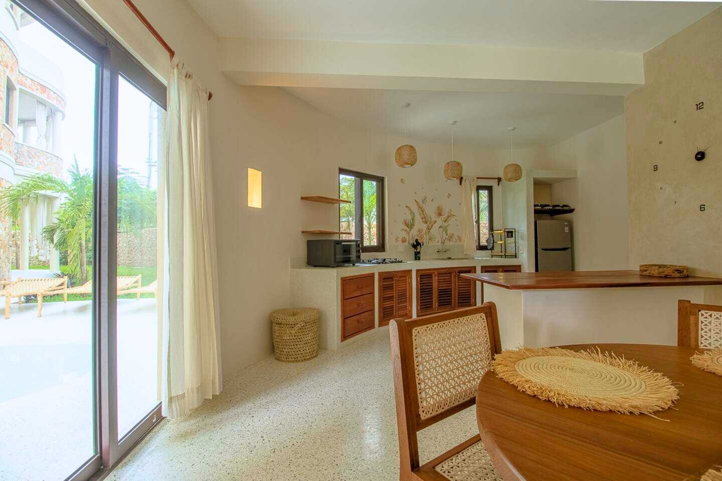 Zona living room con divano e sala da pranzo al Ghepard Towers