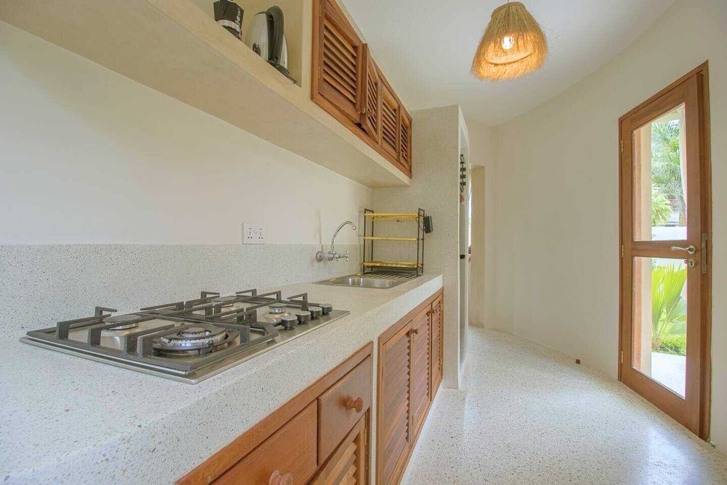 Cucina moderna di un appartamento al Ghepard Towers